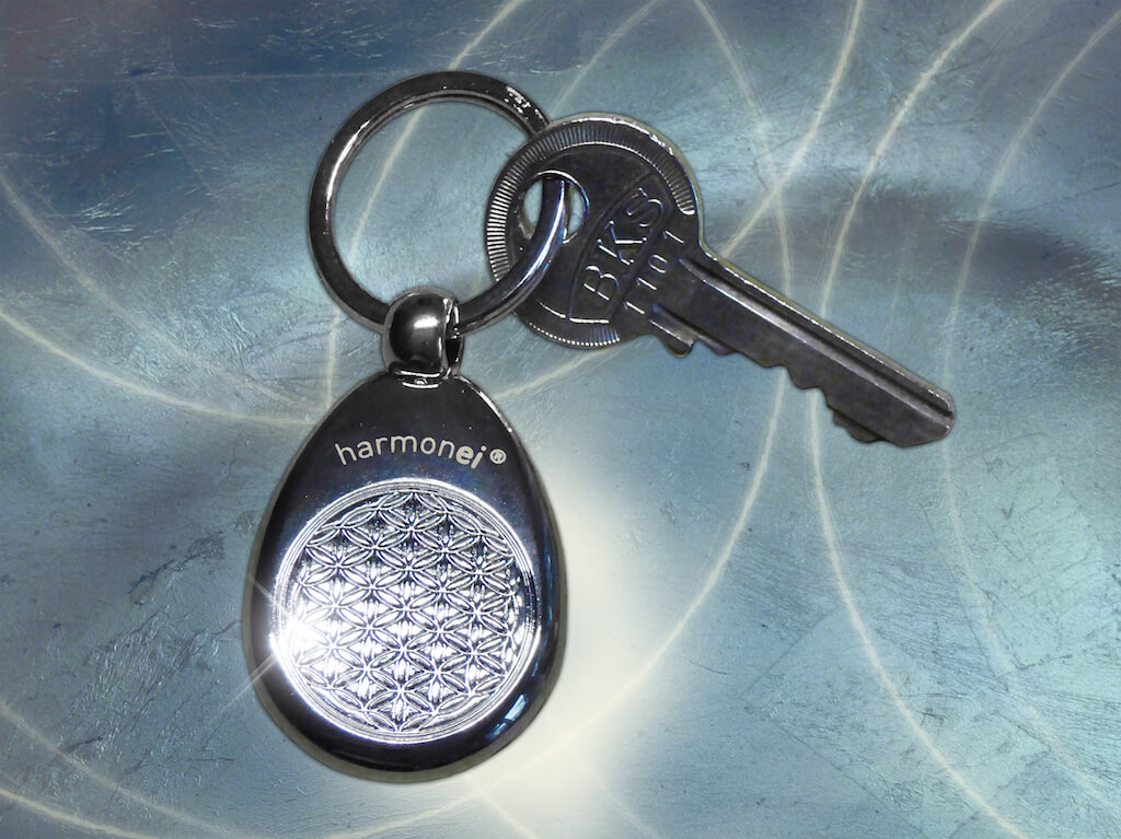 Schlüsselanhänger harmonei, silber mit Schlüssel Der Schlüsselanhänger harmonei® mit der Blume des Lebens harmonisiert den Körper.