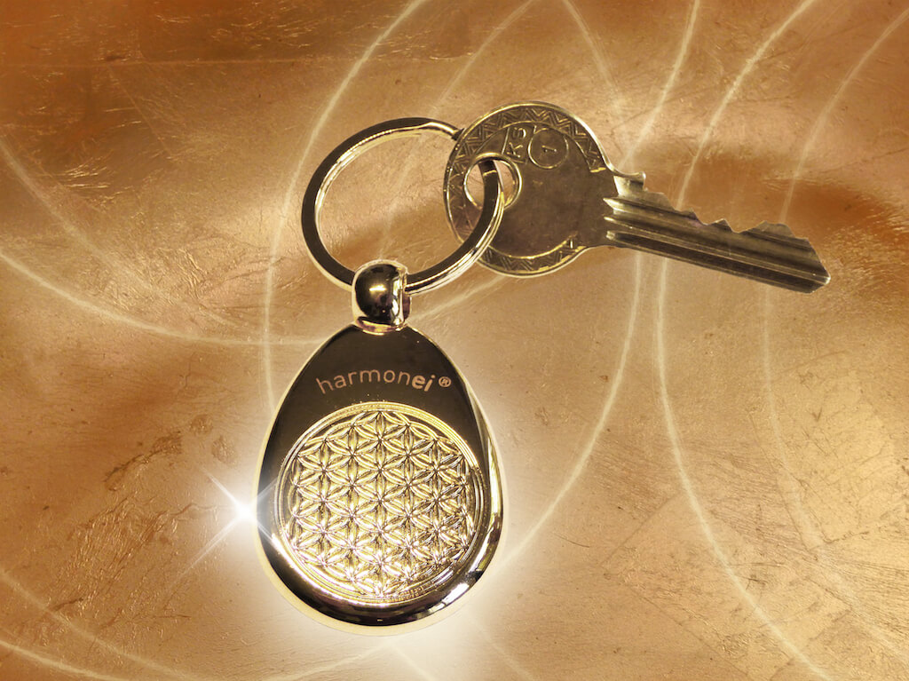 Schlüsselanhänger harmonei, gold mit Schlüssel Der Schlüsselanhänger harmonei® mit der Blume des Lebens harmonisiert den Körper.