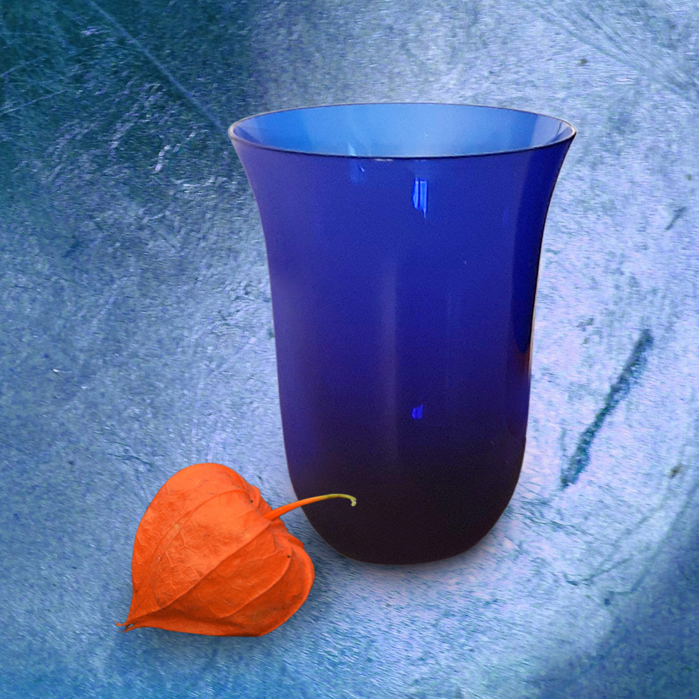 Mit unserem Trinkglas aus energetisiertem Blauglas verbessern Sie Ihr Trinkwasser. Kaufen bei www.be-fuelsaver.net