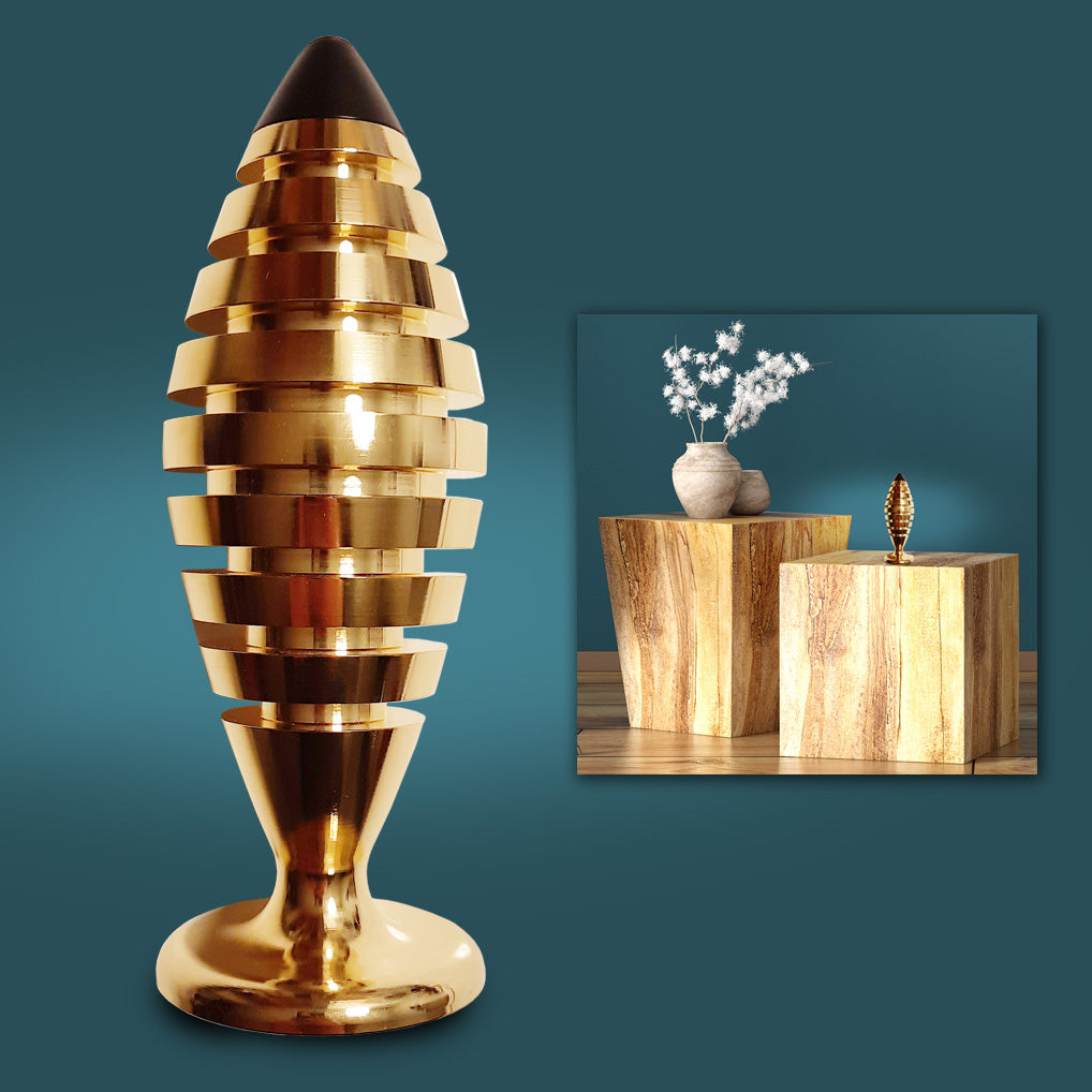 The Tower® aus Edelstahl mit 24 Karat Gold vergoldet ist mit verschiedenen Halbedelsteinen gefüllt und sorgt für ein gesundes Raumklima.